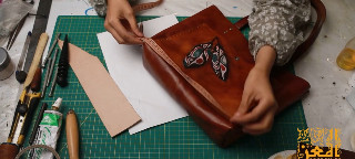 فن صناعة حقائب واحزمة و محافظ بالجلد الطبيعي